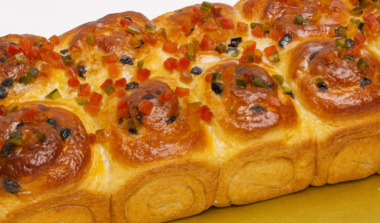 Rosca caseira com frutas cristalizadas