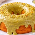 Bolo de laranja com cobertura de pistache