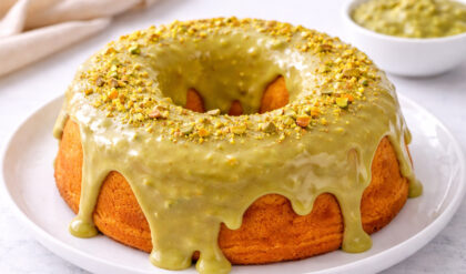 Bolo de laranja com cobertura de pistache