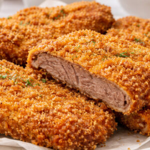 Bife de carne crocante empanado com farinha panko