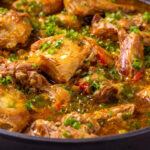 Galinha caipira na panela