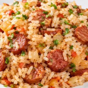 Arroz temperado com calabresa e cebola