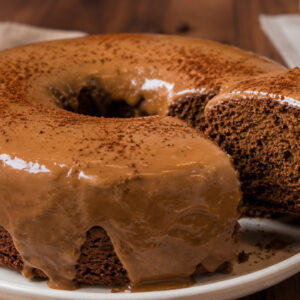 Bolo de café com cobertura
