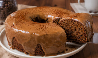 Bolo de café com cobertura