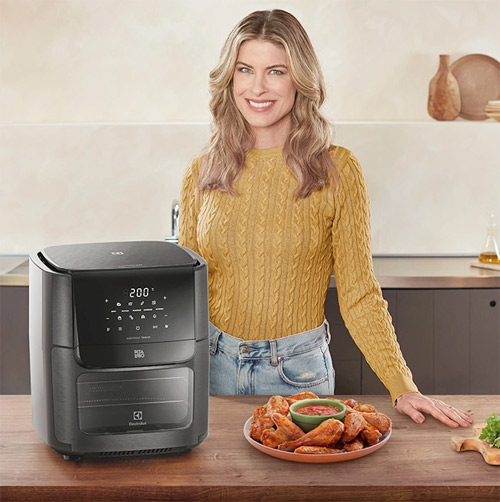 Rita Lobo mostrando a Air Fryer Electrolux