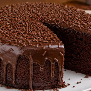 Bolo de chocolate com cobertura de brigadeiro