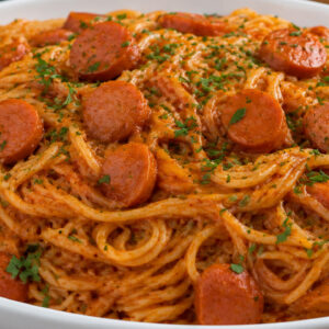 Macarrão com molho de salsichas