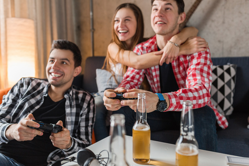 Amigos jogando video-game
