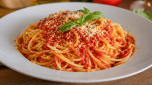 Espaguete ao Sugo Fácil (com molho de tomate caseiro) Espaguete ao sugo