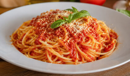 Espaguete ao Sugo Fácil (com molho de tomate caseiro) Espaguete ao sugo