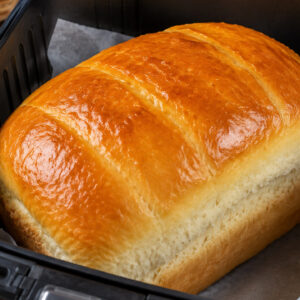Pão caseiro feito na air fryer