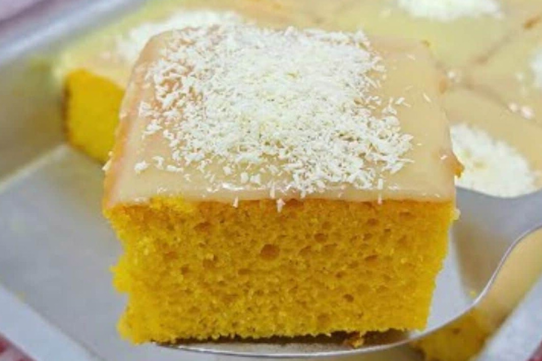 Cobertura de chocolate branco no bolo de cenoura
