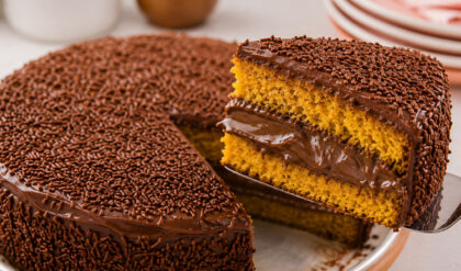Bolo de cenoura recheado com brigadeiro cremoso