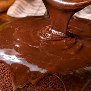 Cobertura de brigadeiro mole e cremoso para bolo